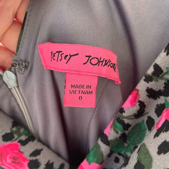 Betsy Johnson cocktail dress with floral print. - Picture 3 of 3